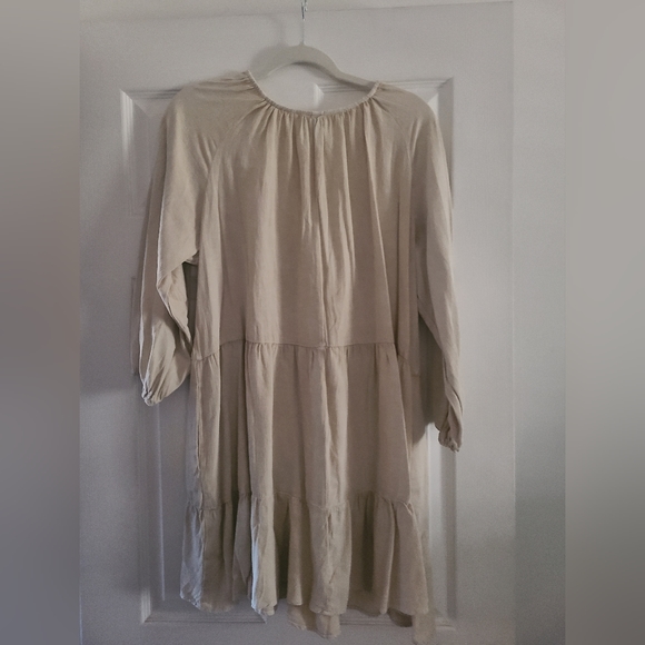 Adorable low v-neck dress - Picture 2 of 2